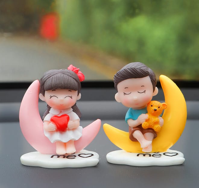 YOURKARTS.COM Decorative Couple Figurines, Garden Sculpture Set of 2, Wedding Gift, Home Decor (Couple on Moon)
