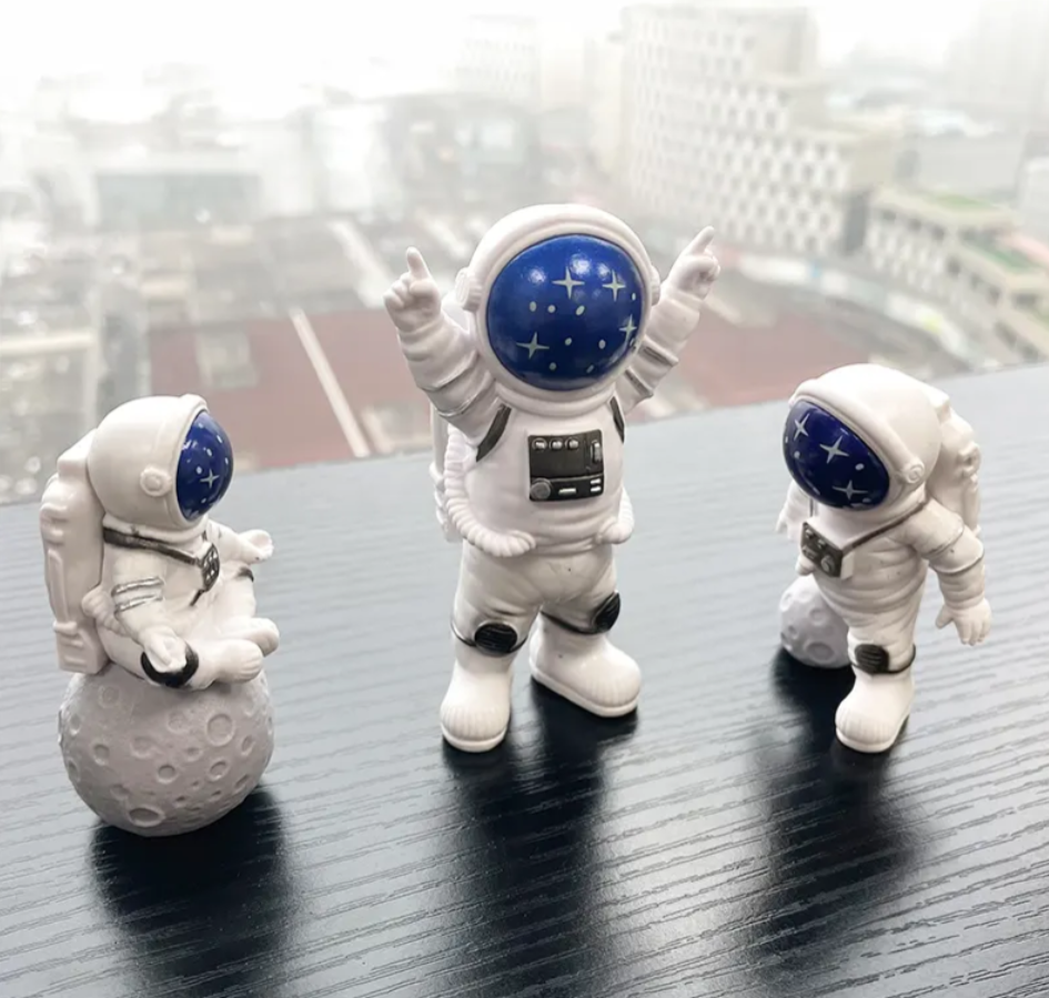 YOURKARTS.COM Astronaut Dashboard Figure, Car Interior Decor, Office Paperweight, Decorative Ornament