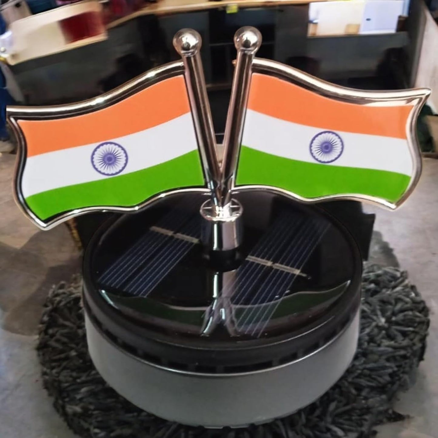 YOURKARTS.COM Solar-Powered Car Perfume with Dual Flag Design, Car and Desktop Decoration (Close Spread)
