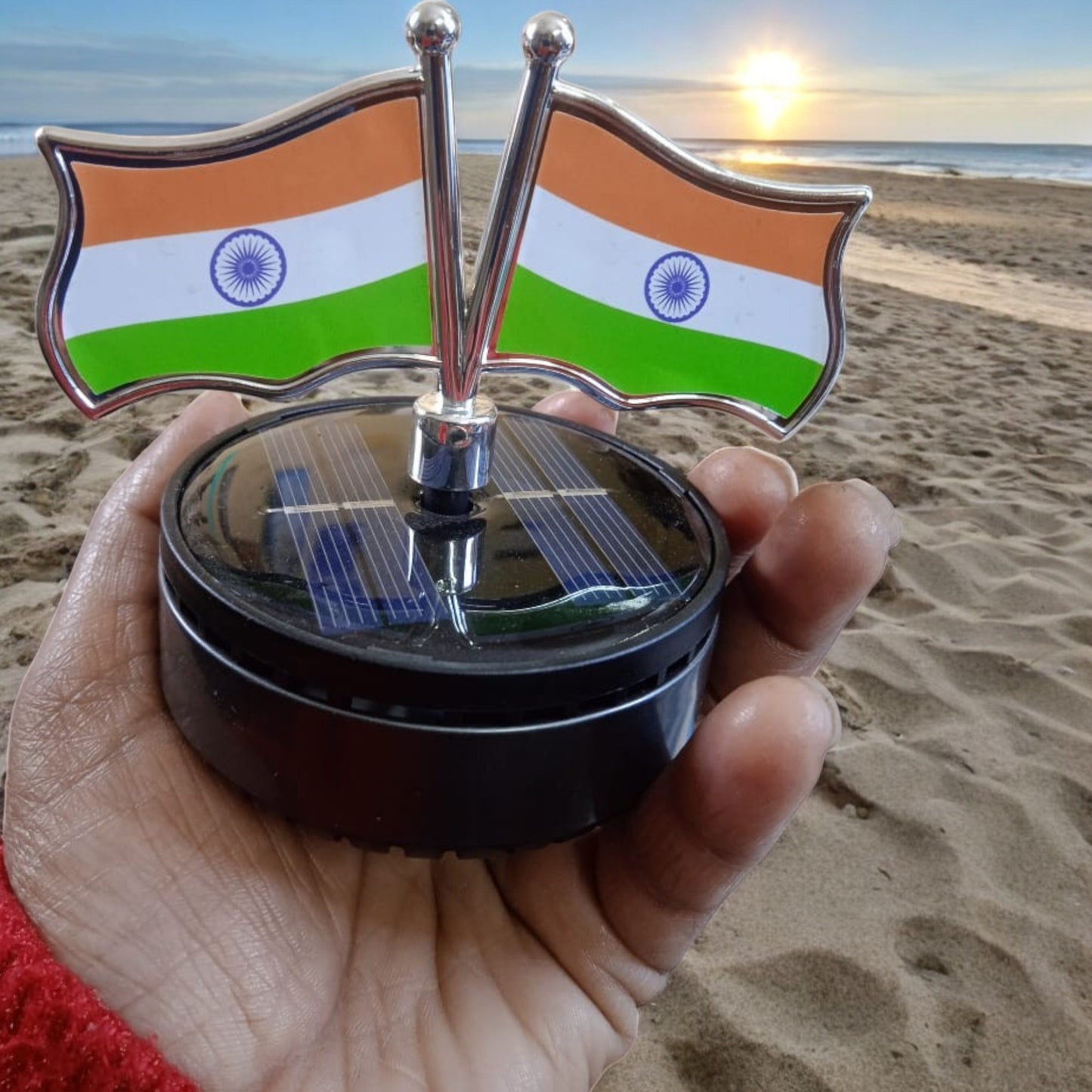 YOURKARTS.COM Solar-Powered Car Perfume with Dual Flag Design, Car and Desktop Decoration (Close Spread)